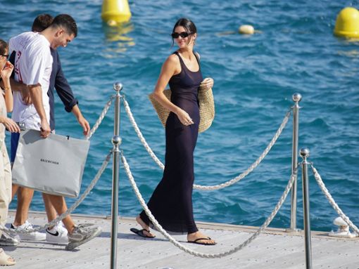Elegante Sommer-Kombi aus schwarzem Kleid und schwarzen Schuhen: Kendall Jenner trägt den Fashion-Trend im Urlaub. Foto: imago/ABACAPRESS