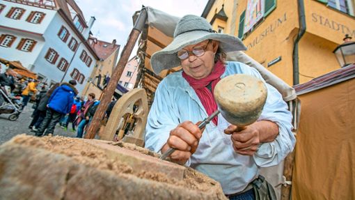 Der  Steinmetz Martin Linß führt die Besucher in sein Handwerk ein. Foto: Roberto Bulgrin