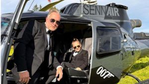 Schönheitschirurg Oliver Gekeler mit seinem Sohn bei der Hubschrauberlandung zu seiner Geburtstagsfeier auf der Burg Taggenbrunn in Kärnten/Österreich. Foto: /privat