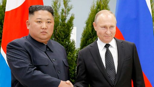 Nordkorea um Machthaber Kim Jong Un (l) lieferte Waffen an Russland, die einem Bericht zufolge etliche Bauteile aus westlichen Ländern enthalten. Foto: Alexander Zemlianichenko/AP/dpa