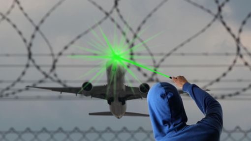 Die Piloten wurden nach Polizeiangaben von einem grünen Laserpointer angestrahlt. (Symbolbild) Foto: imago images/RioPatuc/a