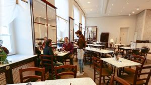 Tote Hose an den Tischen: Am Dienstagnachmittag finden gerade mal zwei Gäste den Weg ins Ratskeller-Café in Ludwigsburg. Foto: Simon Granville