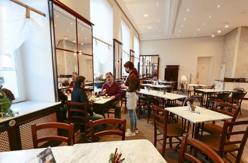 Tote Hose an den Tischen: Am Dienstagnachmittag finden gerade mal zwei Gäste den Weg ins Ratskeller-Café in Ludwigsburg. Foto: Simon Granville