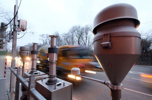 Autos und Lastwagen fahren an der Luft-Messstation für Feinstaub und Stickoxide am Neckartor vorbei. Foto: dpa
