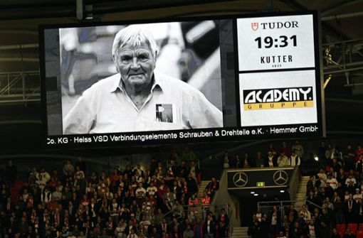 Die Fans des VfB Stuttgart trauerten im Jahr 2022 um Jürgen Sundermann. Foto: IMAGO/Jan Huebner/IMAGO/Jan Huebner