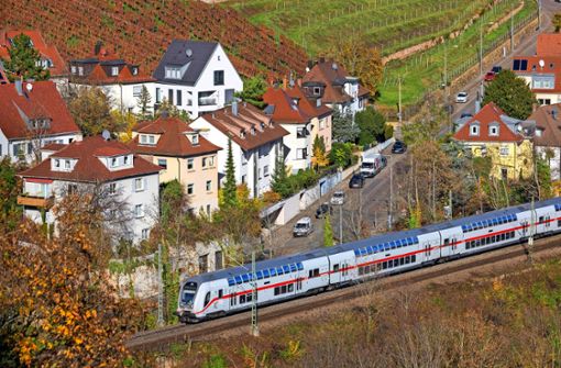 Ein Gäubahnzug fährt durch den Stuttgarter Norden. Foto: imago images/Arnulf Hettrich