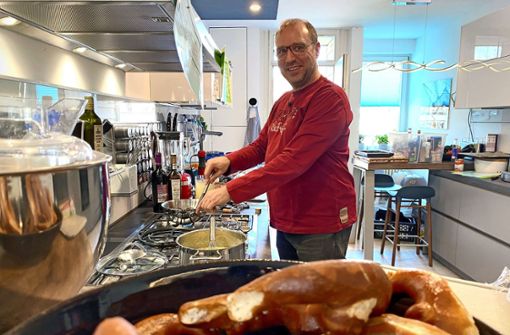 Der Kandidat am Mittwoch: Lars Brüchert aus Stuttgart zaubert in seiner Küche mal etwas Orientalisches. Foto: TVNow/ITV Studios