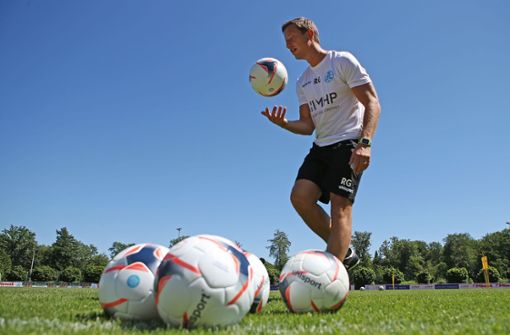 Mit viel Engagement bei den Kickers am Ball: Der neue Trainer Ramon Gehrmann. Foto: Baumann