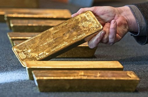 Kleiner als eine Milchtüte und zwölfeinhalb Kilo schwer: die Goldbarren der Bundesbank. Foto: dpa