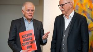 Wieland Backes (rechts) bei der Übergabe der Alternativkonzepte des Aufbruch Stuttgart an Oberbürgermeister Fritz Kuhn (Grüne). Foto: dpa/Sebastian Gollnow