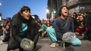 Mit Plastikflaschen protestieren diese jungen Frauen in Montevideo gegen den Wassermangel. Foto: dpa/    /Matilde Campodonico