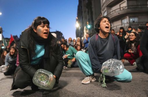 Mit Plastikflaschen protestieren diese jungen Frauen in Montevideo gegen den Wassermangel. Foto: dpa/    /Matilde Campodonico