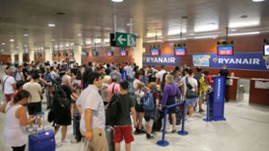Passagiere in Barcelona checken beim Billigflieger Ryanair ein. Foto: AP