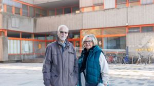 Hans-Jürgen Sostmann und Gerdi Knoll vor dem leeren Postgebäude Foto: stefanie schlecht/Stefanie Schlecht