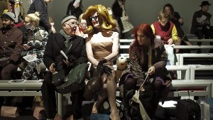 Die Londoner Konzept-Künstlerin Pandemonia (Mitte) spricht mit anderen Gästen bei der Show von KTZ. Foto: dpa