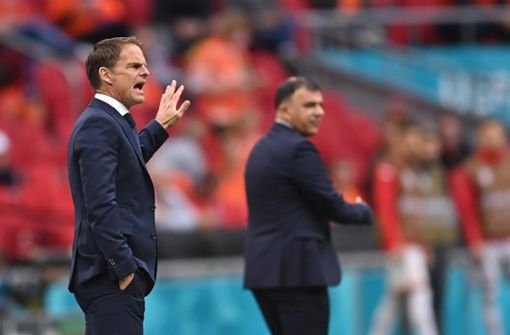 Ist nicht unumstritten: Hollands Nationaltrainer Frank de Boer (links). Foto: dpa/Marius Becker