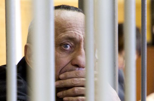 Der Angeklagte Michail Popkow sah während der Gerichtsverhandlung durch Gitter. Foto: dpa/www.kp.ru
