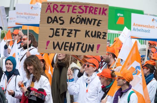 2200 Klinikärzte haben am Dienstag an den Warnstreiks im Südwesten teilgenommen – viele von ihnen auch an der zentralen Kundgebung in Stuttgart. Foto: dpa