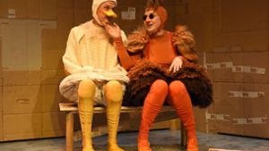 Ein interessantes Paar: Larissa Ivleva (re.)  als verrücktes Huhn, Stephan Moos als verschrobene Ente Foto: Theaterhaus/Regina Brocke