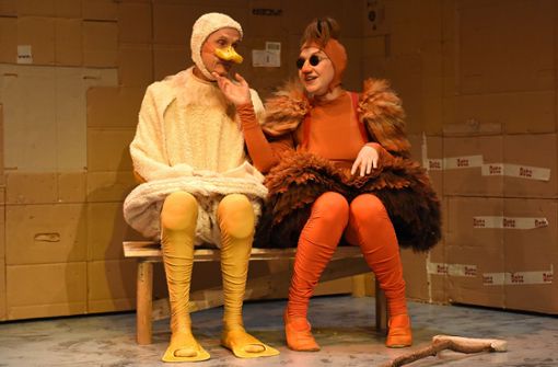 Ein interessantes Paar: Larissa Ivleva (re.)  als verrücktes Huhn, Stephan Moos als verschrobene Ente Foto: Theaterhaus/Regina Brocke