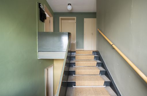 Grün, grün, grün sind alle meine Treppenhäuser: Jeder Raum  im Haus Sauerländer ist in einer anderen Farbe gehalten.  Auf  den grünen Aufstieg folgt ein pastellfarbener Flur, der in ein von Rottönen dominiertes Wohnzimmer führt. Foto: Reiner Pfisterer