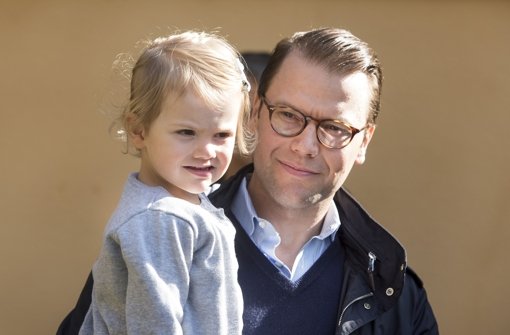 Auf dem Arm ihres Papas Prinz Daniel kommt die kleine Estelle von Schweden zu ihrem ersten Kindergartentag. Foto: Getty Images Europe