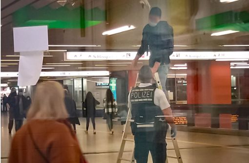 Die Polizei hat einem Mann ausgeholfen, der seinen Schlüsselbund zu hoch in die Luft warf. Foto: Facebook/Polizei Stuttgart