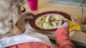 Das Essen in Altenheimen sorgt immer wieder für Kritik. Foto: imago images//Florian Gaertner
