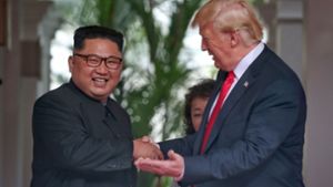 Kim Jong Un und Donald Trump begrüßen sich im Luxushotel Capella auf der Insel Sentosa und posierten nebeneinander. Foto: THE STRAITS TIMES