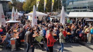 Am Sonntagmittag haben viele Krautfest-Besucher an den Biertischgarnituren auf dem Neuen Markt in Leinfelden Platz genommen. Foto: Thomas Krämer