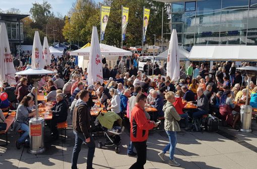 Am Sonntagmittag haben viele Krautfest-Besucher an den Biertischgarnituren auf dem Neuen Markt in Leinfelden Platz genommen. Foto: Thomas Krämer