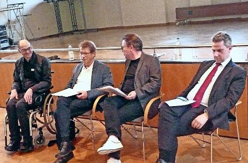 Kontroverse Ansichten: Philipp  Hill, Rolf Gaßmann, Hans-Jürgen  Simacher und  Ulrich Wecker (von links) Foto: Christoph Kutzer