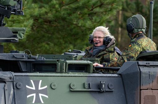 Christine Lambrecht (SPD) bei ihrem Besuch der Panzerlehrbrigade 9 Foto: picture alliance/dpa/Philipp Schulze