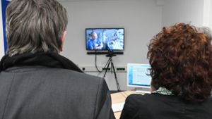 Die Politiker Manne Lucha und Petra Krebs (Grüne) überzeugen sich in Ludwigsburg von der Funktionsweise der Telemedizin. Foto: Werner Kuhnle