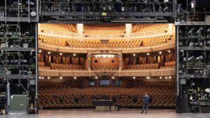 Bühnen wie diejenige des Stuttgarter Opernhauses (hier ein Blick in den Zuschauerraum) bleiben mindestens einen Monat lang leer. Foto: picture alliance/dpa/Marijan Murat