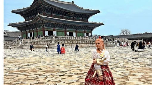 Linda Forintos im traditionellen Hanbok vor dem Gyeongbokgung-Palast. Foto: privat
