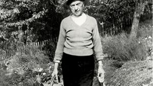 Konrad Adenauer mit Gießkanne und in Gartenkleidung. Foto: Roland Breitschuh
