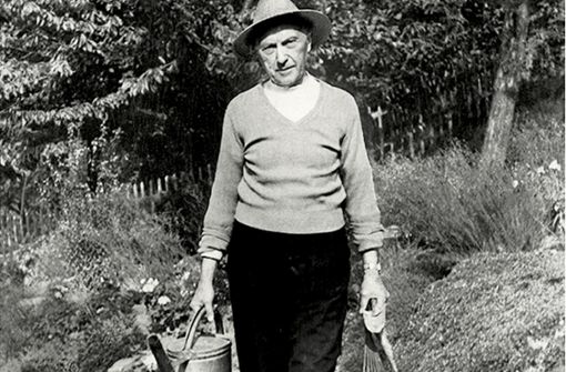Konrad Adenauer mit Gießkanne und in Gartenkleidung. Foto: Roland Breitschuh