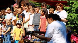 So ein Geburtstag muss natürlich  besungen werden: Die Mädchen und Jungen der Kita Pegasus eröffneten das Fest mit musikalischen Einlagen. Foto: Marta Popowska