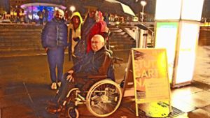 Wolfgang Jaworek (im Rollstuhl) weiß alles über die Geschichte des Marienplatzes, und der Syrer Anan Mohammed (mit Mütze) hat über den Platz seine Masterarbeit an der Stuttgarter Uni  geschrieben Foto: Petra Mostbacher-Dix