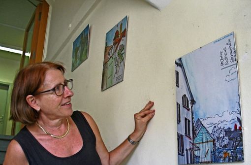 Bezirksvorsteherin Susanne Korge mit einigen der Zeichnungen der Urban Sketcher, die derzeit im  Bezirksrathaus zu sehen sind. Foto: Susanne Müller-Baji