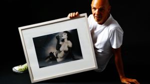 Norbert Nieser begibt sich in die  Dita-von-Teese-Pose. Das Bild war vor zehn Jahren, also 2005, in seiner Galerie ausgestellt. Foto: privat