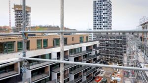 Vom Dach des Instone-Bürogebäudes  schweift der Blick zu Porsche Design Tower (links) und Skyline-Turm, davor zu Mayliving (links) und Instone-Wohnungen (rechts). Foto: Lichtgut/Max Kovalenko