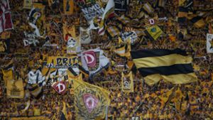 Auch einige Dresdener Fans sorgten im Spiel gegen St. Pauli mit mehreren diskriminierenden und menschenverachtenden Bannern für negative Schlagzeilen. (Archivbild) Foto: Bongarts/Getty Images