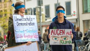 Julian Kratzer (rechts) und die Psychologiestudentin Julia laden mit ihrer Aktion zur deutsch-schweizerischen Demo ein. Foto: Fridays for Future Konstanz