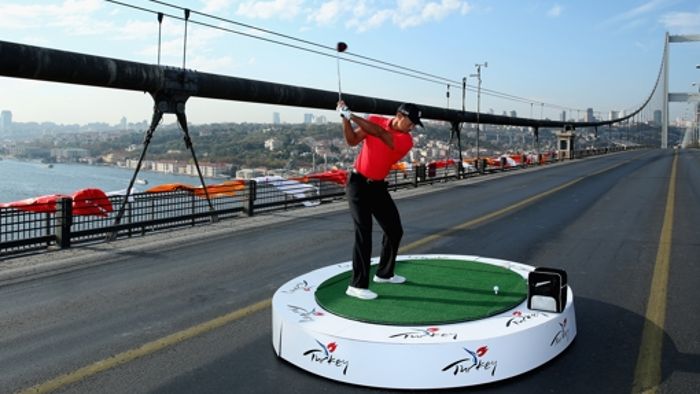 Tiger Woods schlägt Golfball von Asien nach Europa