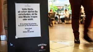 Maske? Im Café Königsbau  entscheidet der Gast, nicht mehr die Politik. Foto: Lichtgut/Julian Rettig