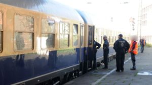 Beamte durchsuchen den Zug. Foto: dpa