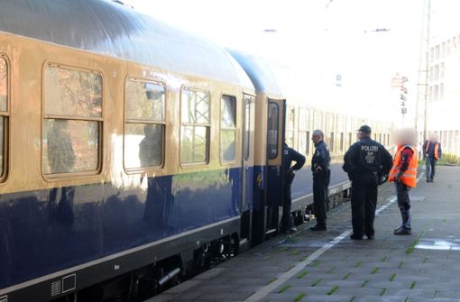 Beamte durchsuchen den Zug. Foto: dpa