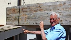 François Therrien deutet auf Risse in seiner Terrasse. Foto: Tilman Baur